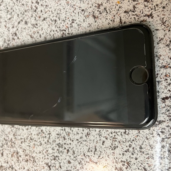 I am selling an iPhone 8 for 180 - Picture 3 of 4